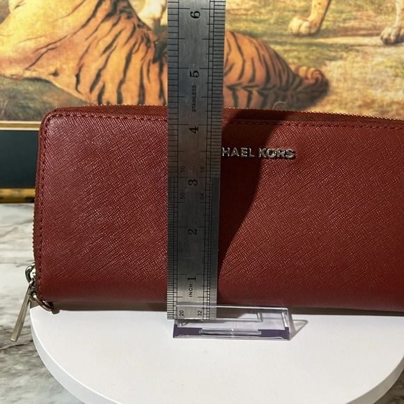 MICHAEL KORS ZIPPY WALLET IN GUC - Picture 13 of 13